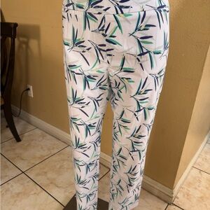 Isaac Mizrahi White and Blue Leaf Print Cropped Pants